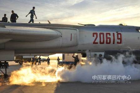 南空航空兵部隊轟六機群掛實彈升空練遠攻