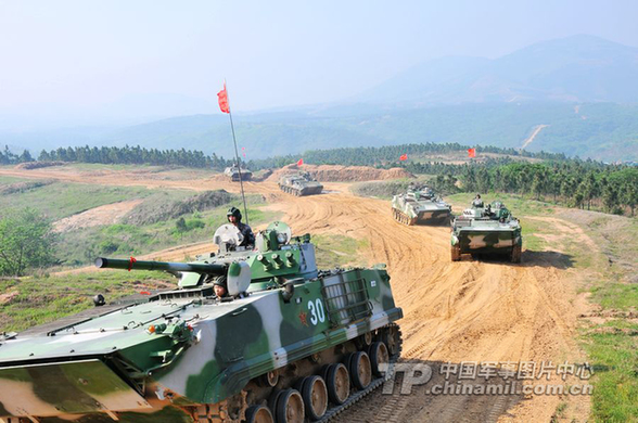 南京軍區(qū)某裝甲團戰(zhàn)術演練掠影