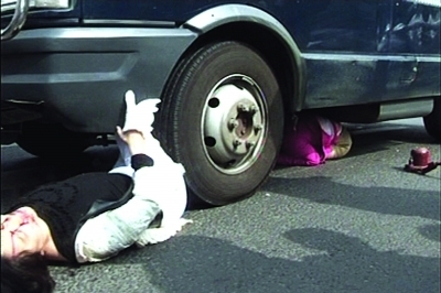 南京兩女子被運鈔車撞倒壓住 數十市民抬車救人