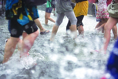 南京城遭遇特大暴雨 市民調侃汽車變潛水艇