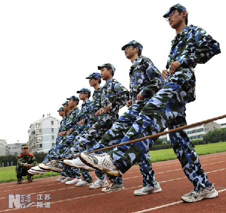 張家港邊檢站為駐地中小學(xué)新生義務(wù)軍訓(xùn)