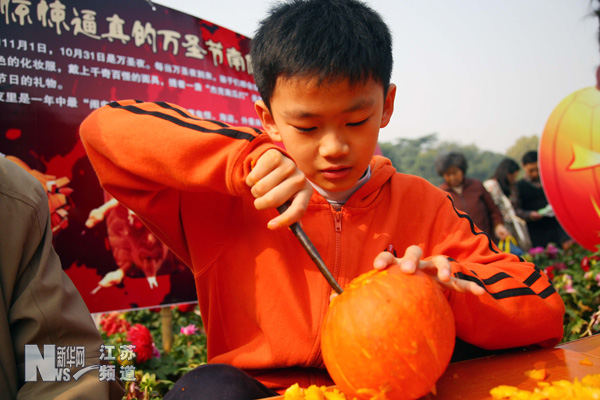 雕南瓜燈 迎萬圣節(jié)