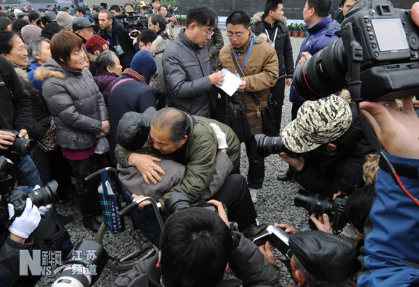 南京舉行國(guó)際和平集會(huì)悼念南京大屠殺30萬同胞遇難75周年
