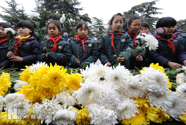 南京舉行國際和平集會(huì)悼念南京大屠殺30萬同胞遇難75周年