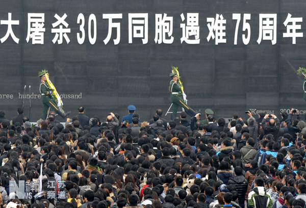 南京舉行國際和平集會(huì)悼念南京大屠殺30萬同胞遇難75周年