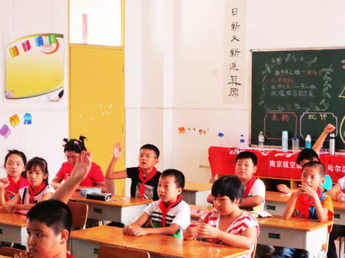 大學(xué)生走進(jìn)小學(xué)普及環(huán)保知識