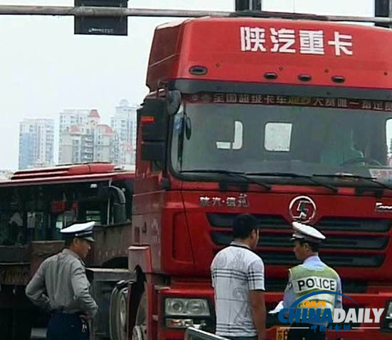 南京：外地貨車違規上橋被查 車外掛一名保安欲逃跑