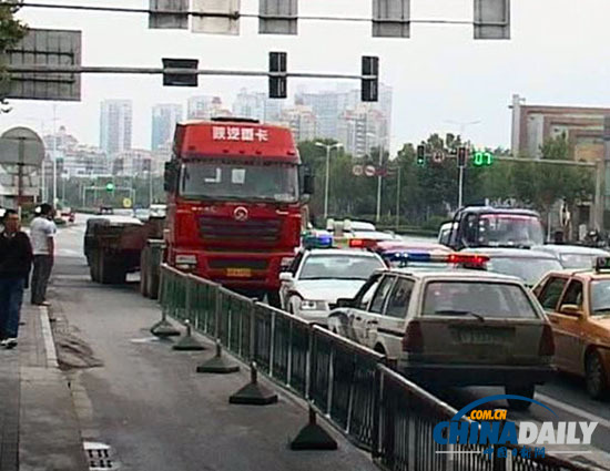 南京：外地貨車違規上橋被查 車外掛一名保安欲逃跑