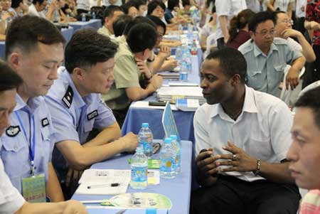 中國(guó)日?qǐng)?bào)記者專訪南通市委常委、紀(jì)委書(shū)記莊中秋