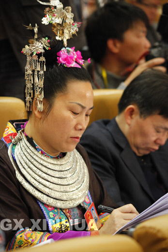 少數(shù)民族代表聽取報(bào)告