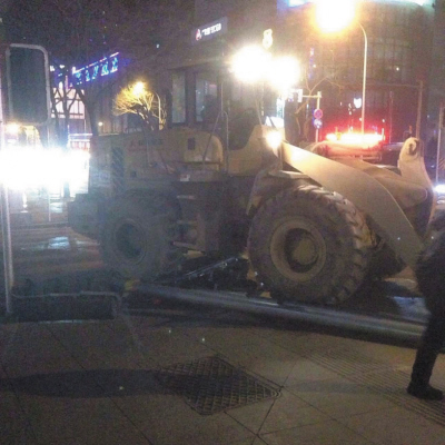鏟車(chē)從貨車(chē)上“逃跑”滑行50余米才“收腳”