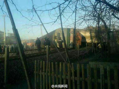 遼寧：超載大貨車撞翻11節火車 致錦承鐵路中斷