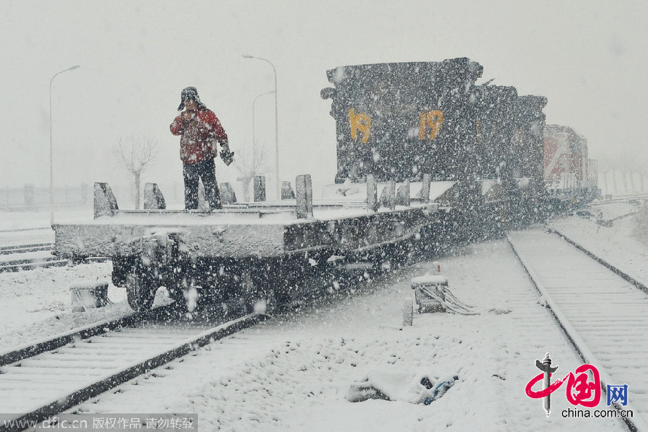 遼寧省大連市發布暴雪橙色預警 漫天飛雪機車被困