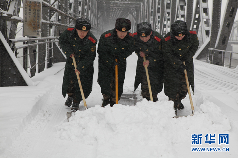 遼寧丹東迎來羊年初雪 國門衛(wèi)士保障口岸通關(guān)