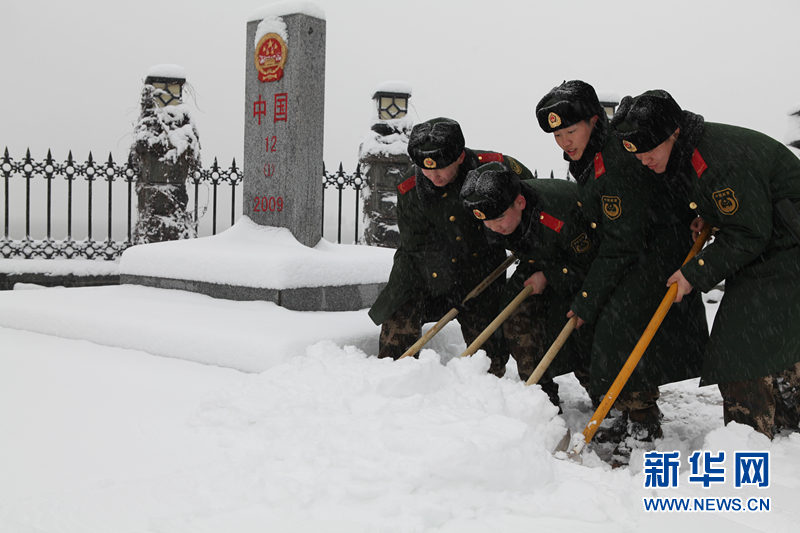遼寧丹東迎來(lái)羊年初雪 國(guó)門衛(wèi)士保障口岸通關(guān)
