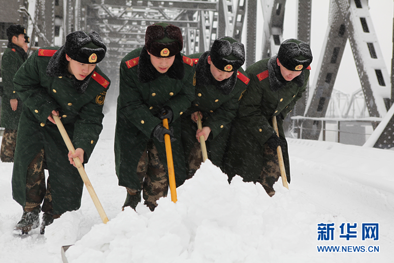遼寧丹東迎來羊年初雪 國門衛士保障口岸通關