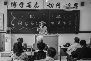 沈陽：畢業50年后 老人們再聽老師講課