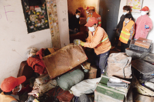 沈陽(yáng)；退休金3000老人總撿垃圾 堆滿樓道（圖）
