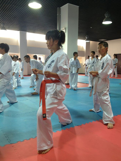 亞洲空手道大師赴孤兒學校授課