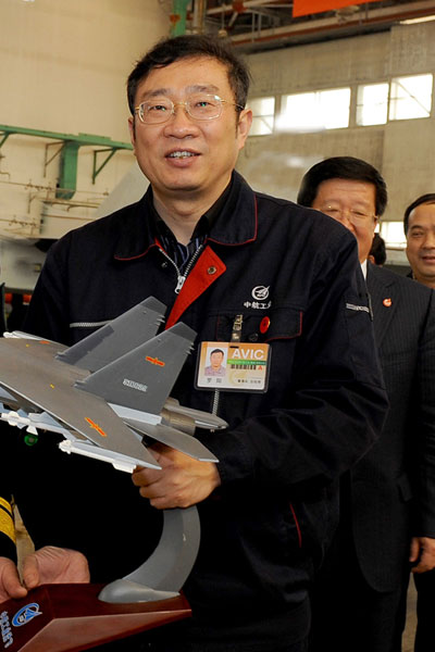 羅陽(yáng)手握戰(zhàn)機(jī)模型