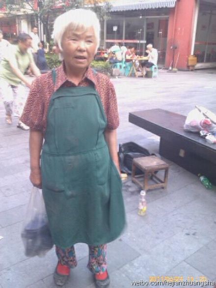 擦鞋婆婆照片上微博 轉發10萬次終被女兒看到
