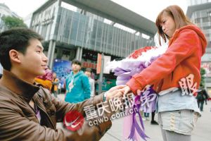 男子光棍節前花一個月工資租廣場屏幕向女友求婚