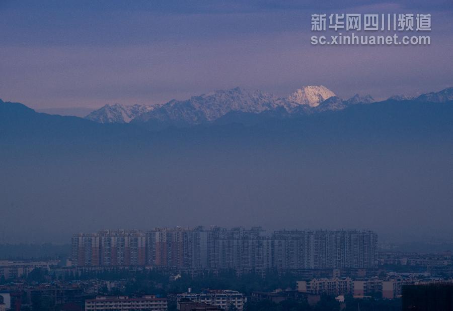 成都重現“窗含西嶺千秋雪”美景