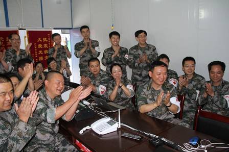 隊員千里之外完婚 醫(yī)療隊災(zāi)區(qū)帳篷內(nèi)送祝福