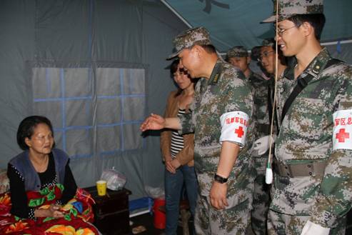 成都軍區總醫院抗震救災醫療隊回訪兩位老人見聞