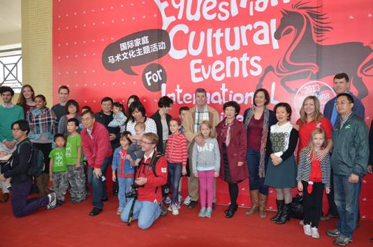 2013中國馬術節(jié)開幕在即 國際友人體驗馬術文化