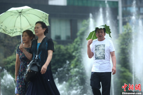 多地遭遇高溫天——青島海濱浴場(chǎng)成“人海”