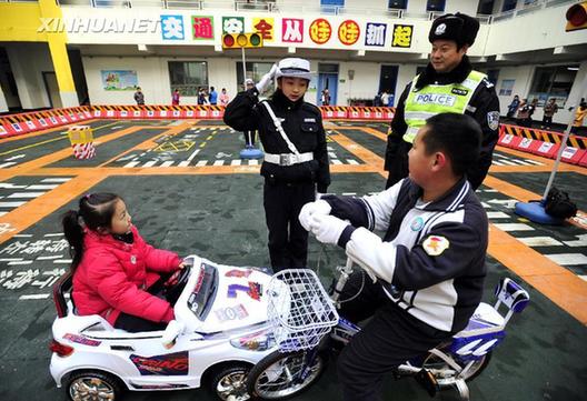 濟南小學生校園內體驗交通實踐