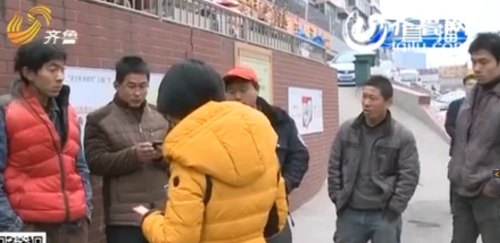 濟南七里山小區暖氣裝一半停工 承包商不給工錢遭抗議