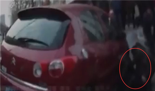 監(jiān)控實(shí)拍招遠(yuǎn)醉酒男子碰瓷過程：車沒到就提前倒下