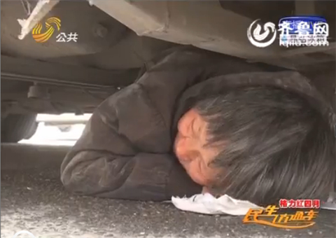 濟(jì)南泉城廣場(chǎng)頻見老人鉆車底 原是受騙“求關(guān)注”