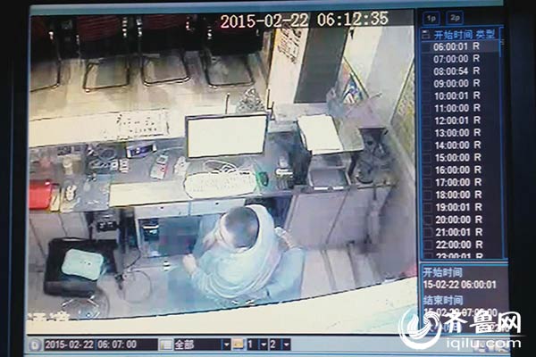 實拍濟(jì)南一網(wǎng)吧內(nèi)賊盜竊過程：將錢塞入內(nèi)褲后潛逃