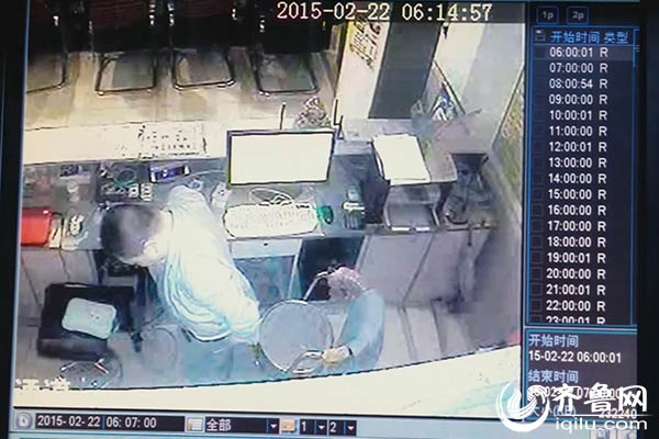 實拍濟(jì)南一網(wǎng)吧內(nèi)賊盜竊過程：將錢塞入內(nèi)褲后潛逃