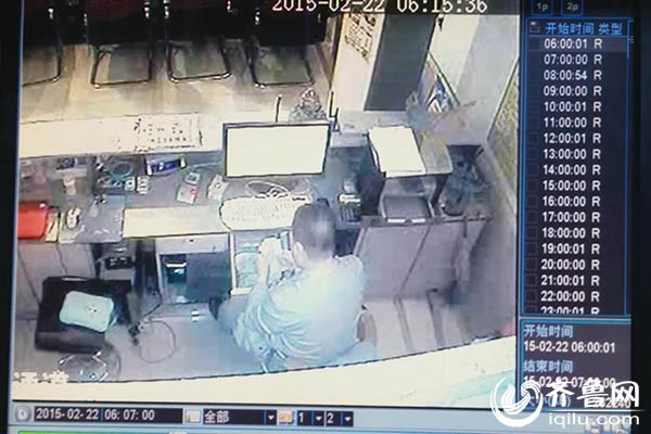 實拍濟(jì)南一網(wǎng)吧內(nèi)賊盜竊過程：將錢塞入內(nèi)褲后潛逃