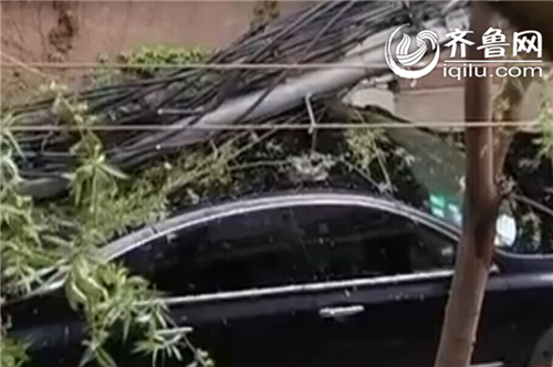濟(jì)南：大風(fēng)刮倒信號(hào)塔 砸壞兩輛小轎車(chē)受損嚴(yán)重
