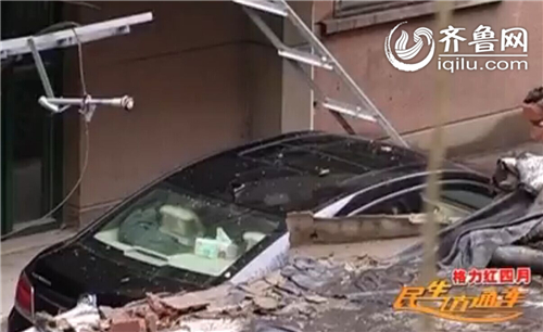 濟(jì)南：大風(fēng)刮倒信號(hào)塔 砸壞兩輛小轎車(chē)受損嚴(yán)重