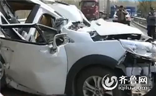 濟(jì)南兩輛大車擠扁小越野 車輛報(bào)廢兩人受傷
