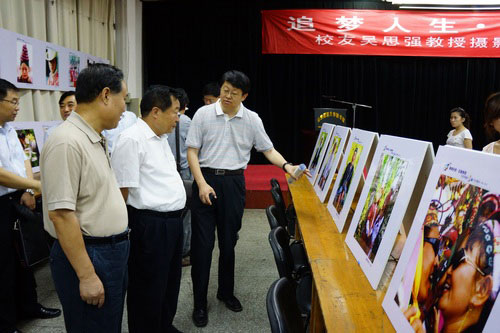 吳思強教授“追夢人生·情系瞬間 ”攝影三十年回顧展在山東師范大學舉辦