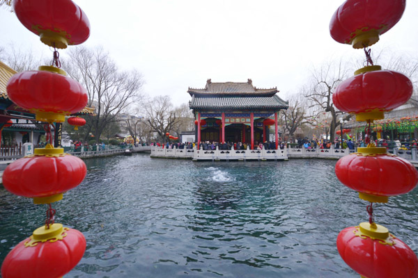 濟(jì)南趵突泉景區(qū)春節(jié)張燈結(jié)彩迎接游客