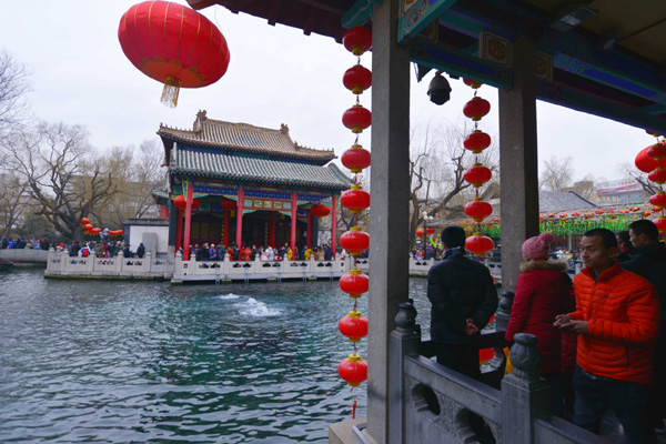 濟(jì)南趵突泉景區(qū)春節(jié)張燈結(jié)彩迎接游客