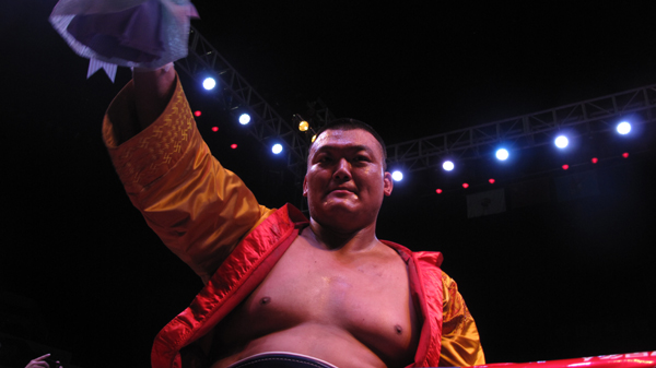 中國拳手張君龍KO對手獲勝 拳王霍利菲爾德現(xiàn)場助陣愛徒