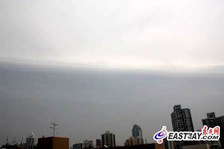 上海天空突現(xiàn)“陰陽(yáng)云”奇觀 與地震無(wú)關(guān)（圖）