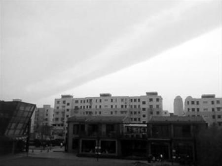 上海天空突現(xiàn)“陰陽(yáng)云”奇觀 與地震無(wú)關(guān)（圖）