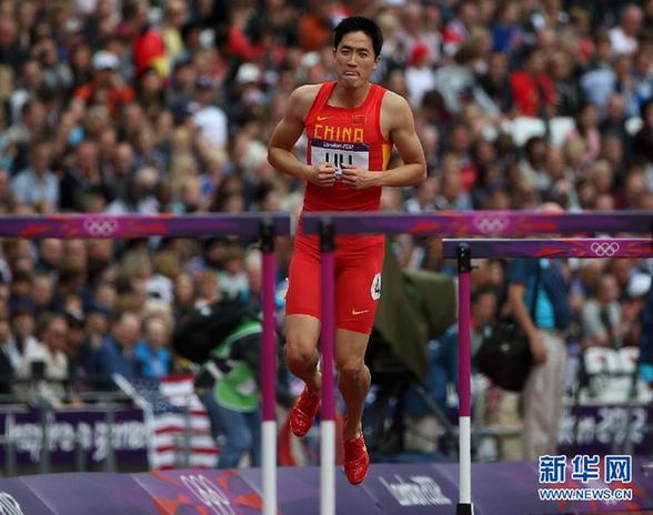 劉翔單腳跳完成比賽