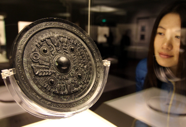 美國收藏家捐贈中國古代銅鏡在滬展出