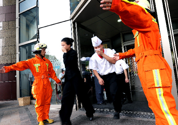 上海組織千人疏散消防演習